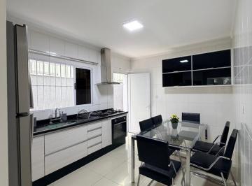 Casa · 120m² · 3 Quartos · 2 Vagas · Sobrado 120m² com 3 dormitórios, planejados e 2 vagas 🚗