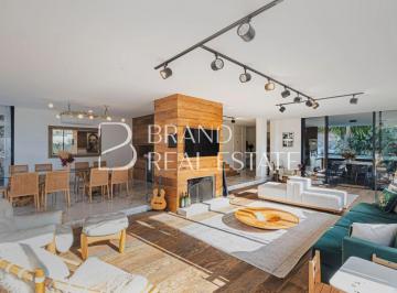 Casa · 500m² · 5 Quartos · 3 Vagas · Casa reformada de 500 m² com 5 suítes e piscina no Brooklin