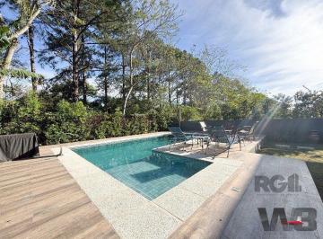 Casa · 233m² · 3 Quartos · 2 Vagas · Casa em condomínio com pátio, piscina, 3 suítes e 2 vagas