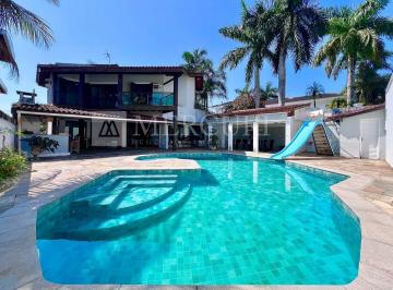 Casa · 285m² · 5 Quartos · 2 Vagas · Casa no Guarujá, Jardim Acapulco, 5 quartos sendo 3 suítes, piscina e espaço gourmet.