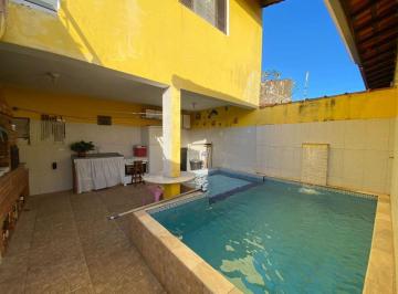 Casa de 3 quartos, Itanhaém · Casa com 6 quartos e piscina em Itanhaém.