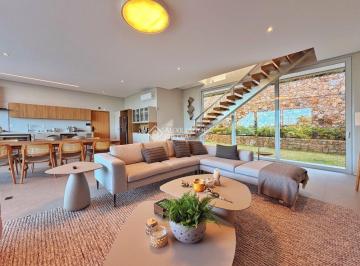 Casa · 600m² · 5 Quartos · 3 Vagas · Exclusividade na Praia Brava | 600 m² com Vista Permanente para o Mar
