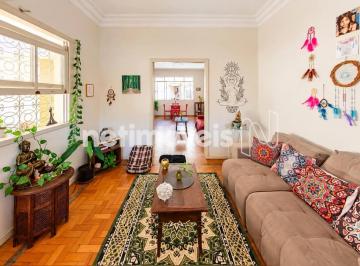 Sala de estar · Casa com 6 quartos, 420 m²;, quintal e 2 vagas no Barroca