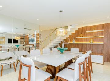 Apartamento · 247m² · 3 Quartos · 3 Vagas · Cobertura mobiliada duplex no Água Verde