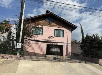 Casa · 219m² · 5 Quartos · Chalé aconchegante na cidade