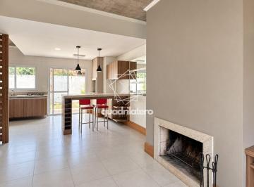 Casa · 110m² · 3 Quartos · 2 Vagas · Espaço para Viver Bem: Sobrado com Suíte, Lareira e Churrasqueira no Recanto de Portugal
