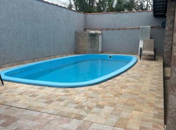Casa de 3 quartos, Peruíbe · Casa com 3 quartos e piscina em Peruíbe.
