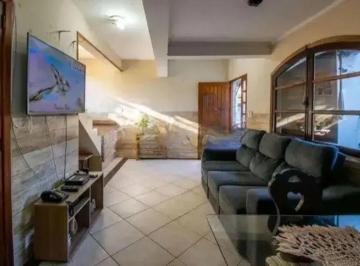 Photo 1 · Casa com 4 Quartos e 2 banheiros para Alugar, 210 m² por R$ 4.969/Mês