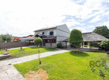 Casa · 256m² · 4 Quartos · 3 Vagas · Com 4 dormitórios, incluindo uma suíte, é perfeita para acomodar toda a sua família.