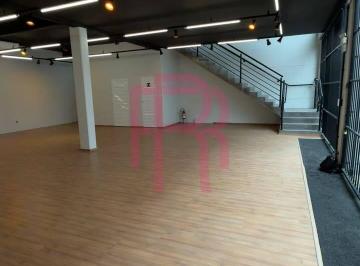 Comercial · 288m² · 5 Vagas · Prédio comercial com mezanino para locação em Balneário Camboriú.