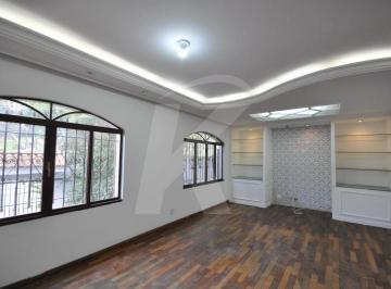 Casa · 237m² · 4 Quartos · 7 Vagas · Sobrado com 4 quartos, sala, cozinha, 5 banheiros, 5 vagas de garagem.