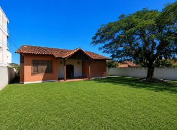 a459f5e63aaca0616b3d77e1e28853fc1fecf92b · Casa estilo colonial com 4 quartos sendo 2 suítes no Centro, Rio das Ostras
