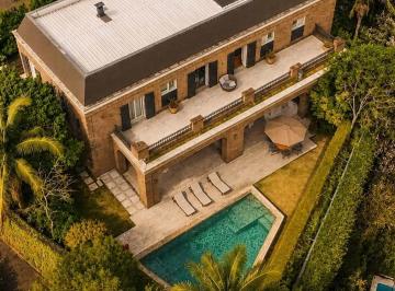 Casa · 1186m² · 5 Quartos · 1 Vaga · Casa de Alto Padrão no Cidade Jardim – 5 Suítes, Piscina e 10 Vagas
