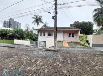 Casa · 228m² · 4 Quartos · 2 Vagas · Casa em Rua Tranquila e Sem Saída no Bairro Água Verde – Pavimento Superior com 2 Quartos, 1 Suíte,