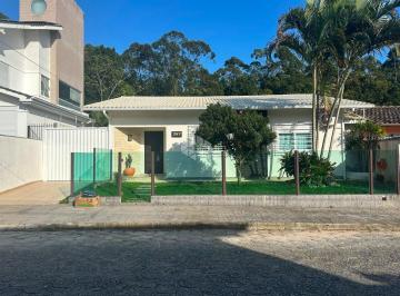 Casa · 200m² · 4 Quartos · 2 Vagas · CASA SEMIMOBILIADA COM 4 QUARTOS, SENDO 2 SUÍTES, EM SANTA MÔNICA