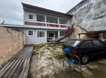 Casa de 6 quartos, Peruíbe · Casa com 6 quartos e espaço para piscina em Peruíbe.