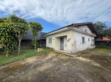 Casa de 3 quartos, Peruíbe · Casa com 3 quartos e espaço para piscina em Peruíbe.