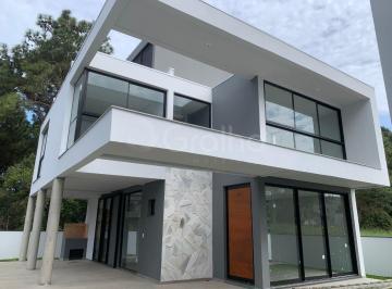 Casa · 175m² · 3 Quartos · 2 Vagas · Casa de 175m² em São João do Rio Vermelho
