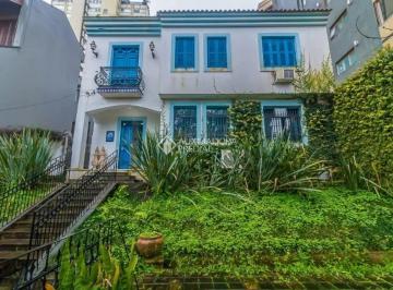 Casa · 454m² · 4 Quartos · 2 Vagas · Casa clássica com piscina e amplo potencial de uso na Bela Vista 454 m² | 4 quartos | 2 banheiros |