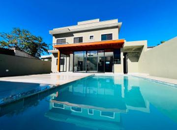 Casa · 260m² · 4 Quartos · 2 Vagas · Casa Imponente à Venda – 4 Suítes | 700 m do Mar