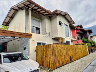 Casa · 180m² · 3 Quartos · 2 Vagas · CASA SOFISTICADA EM CONDOMÍNIO A 100 METROS DA PRAIA