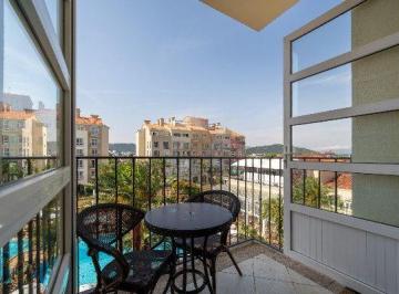 a5435a89a6adecd39f435ef430fcd7d470ba711a · Apartamento no IL Campanario Villaggio Resort, em Florianópolis.