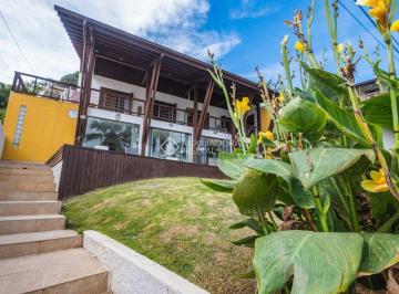 Casa · 300m² · 6 Quartos · 4 Vagas · ? Seu Refúgio na Barra da Lagoa!