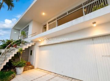 Casa · 343m² · 5 Quartos · 5 Vagas · Ampla Casa com Vista para o Mar, 5 Dormitórios (3 Suítes) e Área Gourmet em Itaguaçu