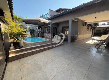 Casa · 180m² · 4 Quartos · 5 Vagas · Sobrado com 4 dormitórios, piscina e área gourmet em Peruíbe