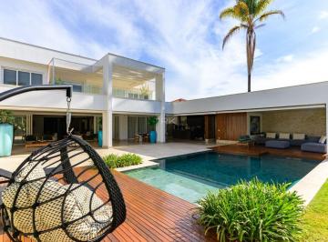 Casa · 1100m² · 5 Quartos · 9 Vagas · Quase quatro metros de pé-direito. Mineiro diria que dá pro gasto.