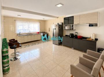 Casa · 130m² · 2 Quartos · 6 Vagas · Casa térrea com 300 m², suíte, quintal e espaço gourmet com churrasqueira