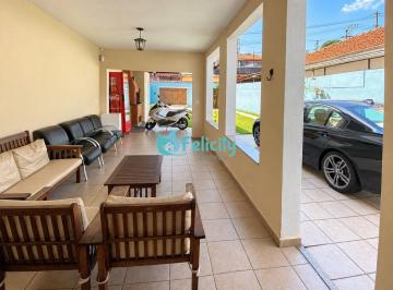 Casa · 130m² · 2 Quartos · 6 Vagas · Casa térrea com 300 m², suíte, quintal e espaço gourmet com churrasqueira