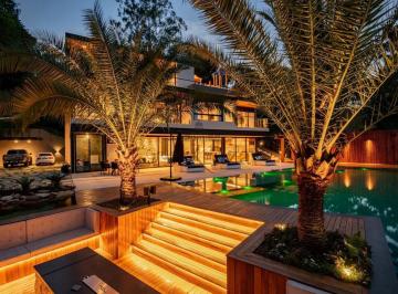 Casa · 4263m² · 5 Quartos · 10 Vagas · Oportunidade - Casa em Condomínio - Condomínio Recanto dos Pássaros - 5 Suítes - 670m².