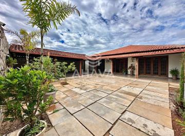Casa · 492m² · 5 Quartos · 10 Vagas · Casa com 5 Quartos sendo 3 suítes à Venda - 492m² - Santa Mônica.