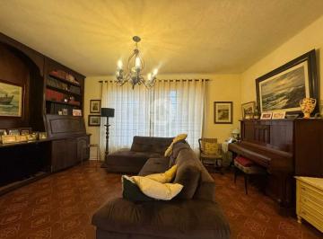 Casa · 276m² · 4 Quartos · 4 Vagas · Sobrado Clássico, 4 Dormitórios, Suíte, Quintal com Churrasqueira e Edícula no Marapé – Santos/SP