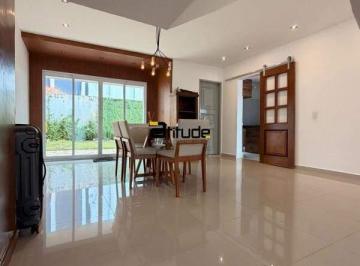 Casa · 208m² · 3 Quartos · 4 Vagas · Casa em condomínio locação com 3 suítes e piscina em Alphaville