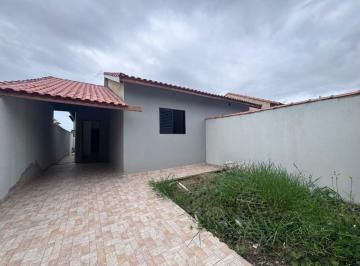 Casa de 2 quartos, Peruíbe · Casa com 2 quartos e espaço para piscina em Peruíbe.