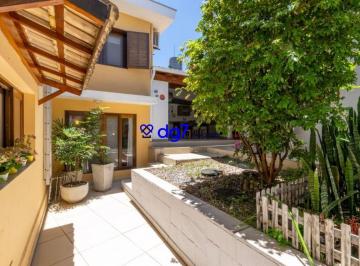 Casa · 240m² · 4 Quartos · 3 Vagas · Maravilhosa casa com quintal