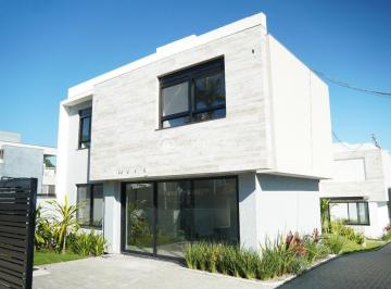 Casa · 182m² · 3 Quartos · 1 Vaga · Casa Geminada com 3 suítes em condomínio Fechado