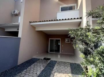 Fachada do sobrado à venda no Adhemar Garcia, em Joinville · Sobrado 2 dormitórios no Adhemar Garcia – sacada e garagem – Joinville/SC