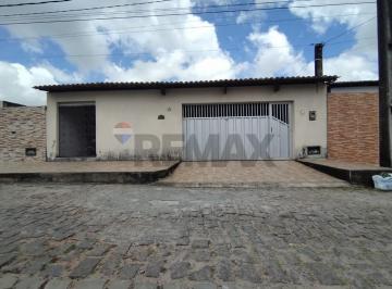 Casa · 192m² · 3 Quartos · 2 Vagas · Charmosa casa de 3 quartos em São Gonçalo do Amarante, na Rua Arari, com 192m².  área útil