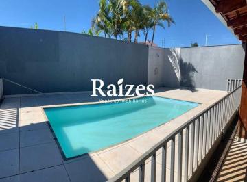 Casa · 250m² · 3 Quartos · 2 Vagas · Casa com 3 quartos sendo 2 suítes no Cidade Jardim em Uberlândia