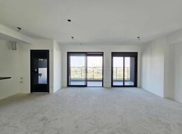 Cozinha/ Sala Vista · Apartamento Novo no Infinity Alphaville, 110m, 2 Suítes e Vista Livre Definitiva