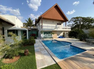 Casa · 550m² · 4 Quartos · 6 Vagas · Casa residencial com 4 suítes disponível para locação no bairro Jardim Inconfidência em Uberlândia-M