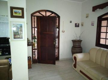 dislgoe2ode2mzeyy2njmtu4_md · Sobrado com três dormitórios