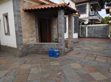 Casa de 4 quartos, Rio de Janeiro · Vendo casa Bento Ribeiro, próximo Est Intendente Magalhães, colégio Pentágono