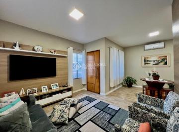Casa · 143m² · 3 Quartos · 2 Vagas · Casa mobiliada com 3 dormitórios e edícula no Balneário