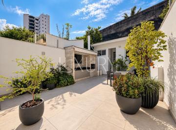 1 · Casa reformada à venda na Vila Madalena com 3 suítes, 3 vagas e área gourmet com churrasqueira
