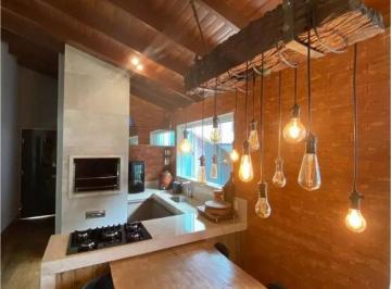 Casa de 3 quartos, Embu das Artes · Sobrado à venda no Centro de Embu das Artes bem localizado