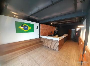 Salão principal da sala comercial para locação no bairro Guanabara, em Joinville, com balcão para atendimento. · Locais comerciais - Guanabara